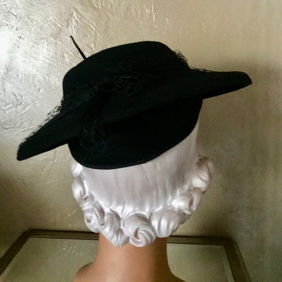 SOPHISTICATED 1940s BLACK FELT FEDORA WITH BLUE AND BLACK  FEATHER \'BIRD\' main image 8